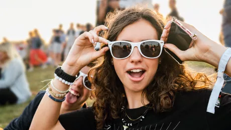 Jugendliche mit Sonnenbrille auf Festival
