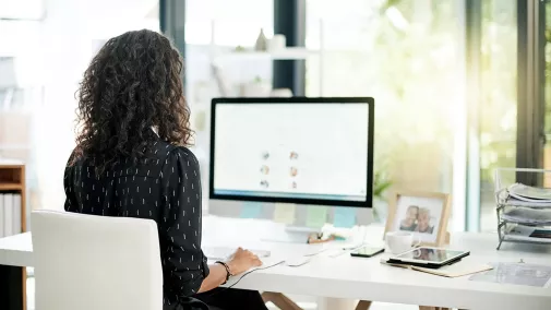 Frau Computer Arbeit Schreibtisch