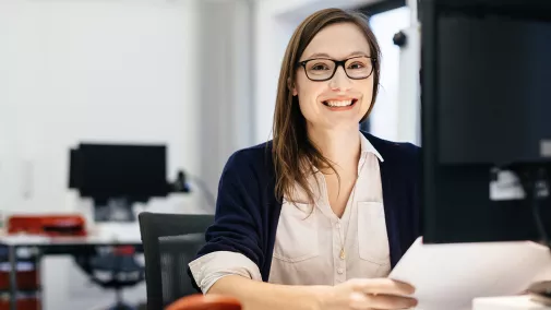 Frau am Computer im Büro