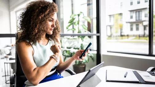 Frau mit Tablet und Smartphone